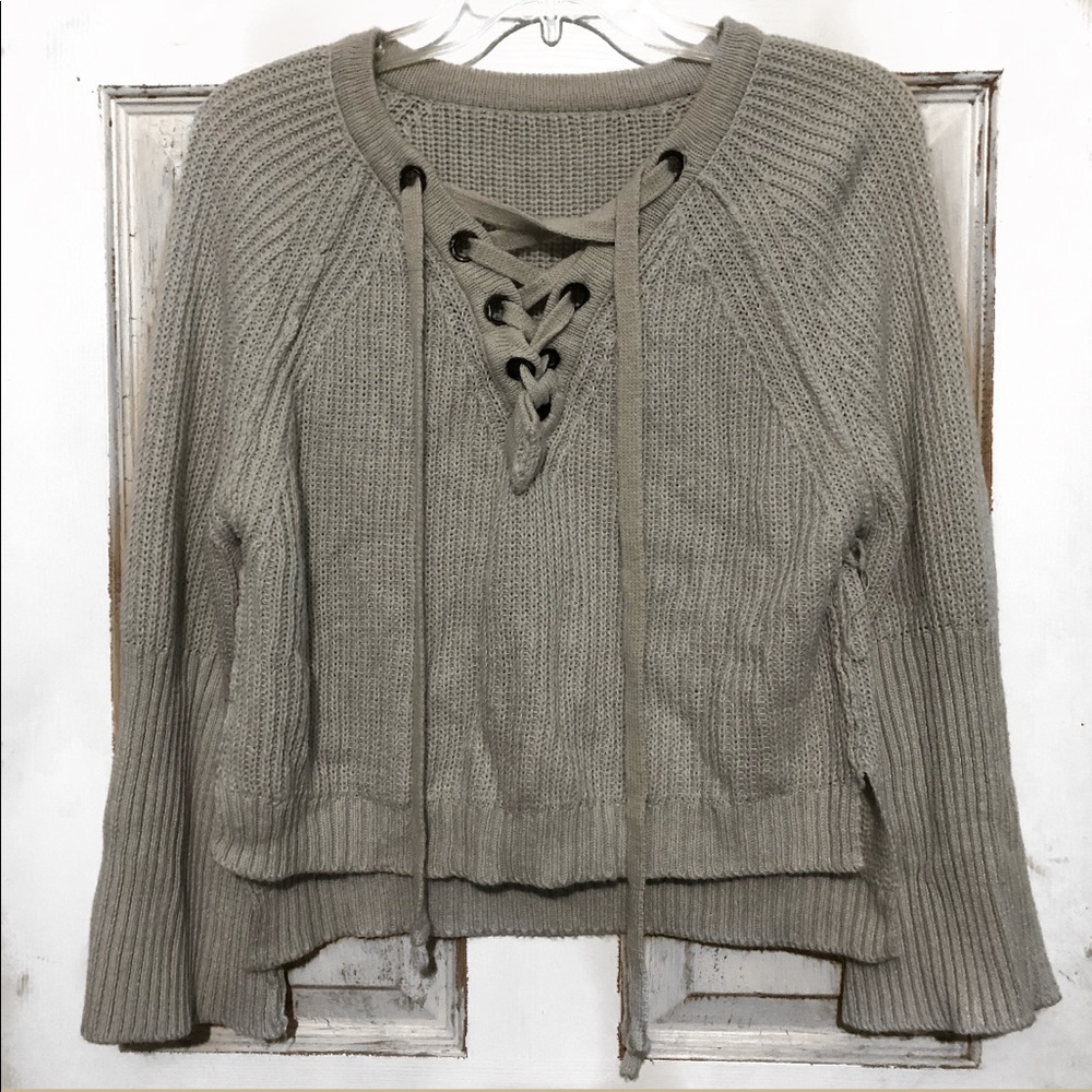 Long sleeve v- neck sweater.